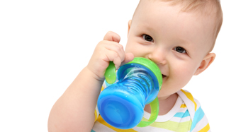Kleiner Junge der Milch aus einem Becher trinkt. Bildlink zu Säuglings-/Folgenahrung